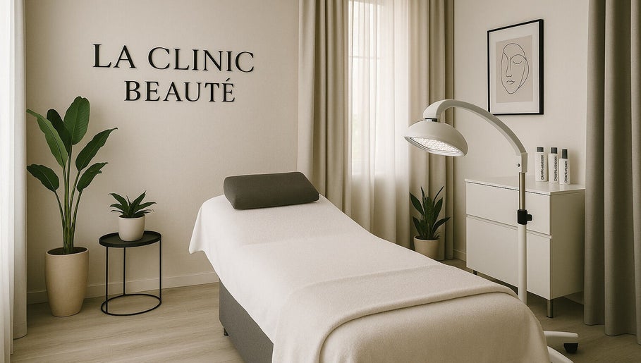 Salle de soins élégante à La Clinic Beauté, Jullouville, Normandie, FR avec table et plantes décoratives.