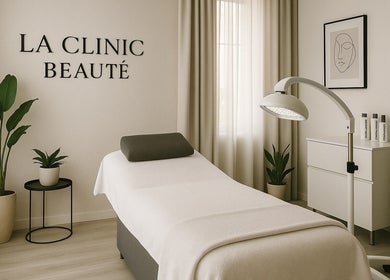 Salle de soins élégante à La Clinic Beauté, Jullouville, Normandie, FR avec table et plantes décoratives.