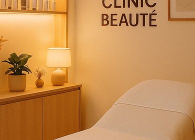 Cabine de soin chez La Clinic Beauté, Jullouville, Normandie, FR, aménagée avec lit de massage et déco apaisante.