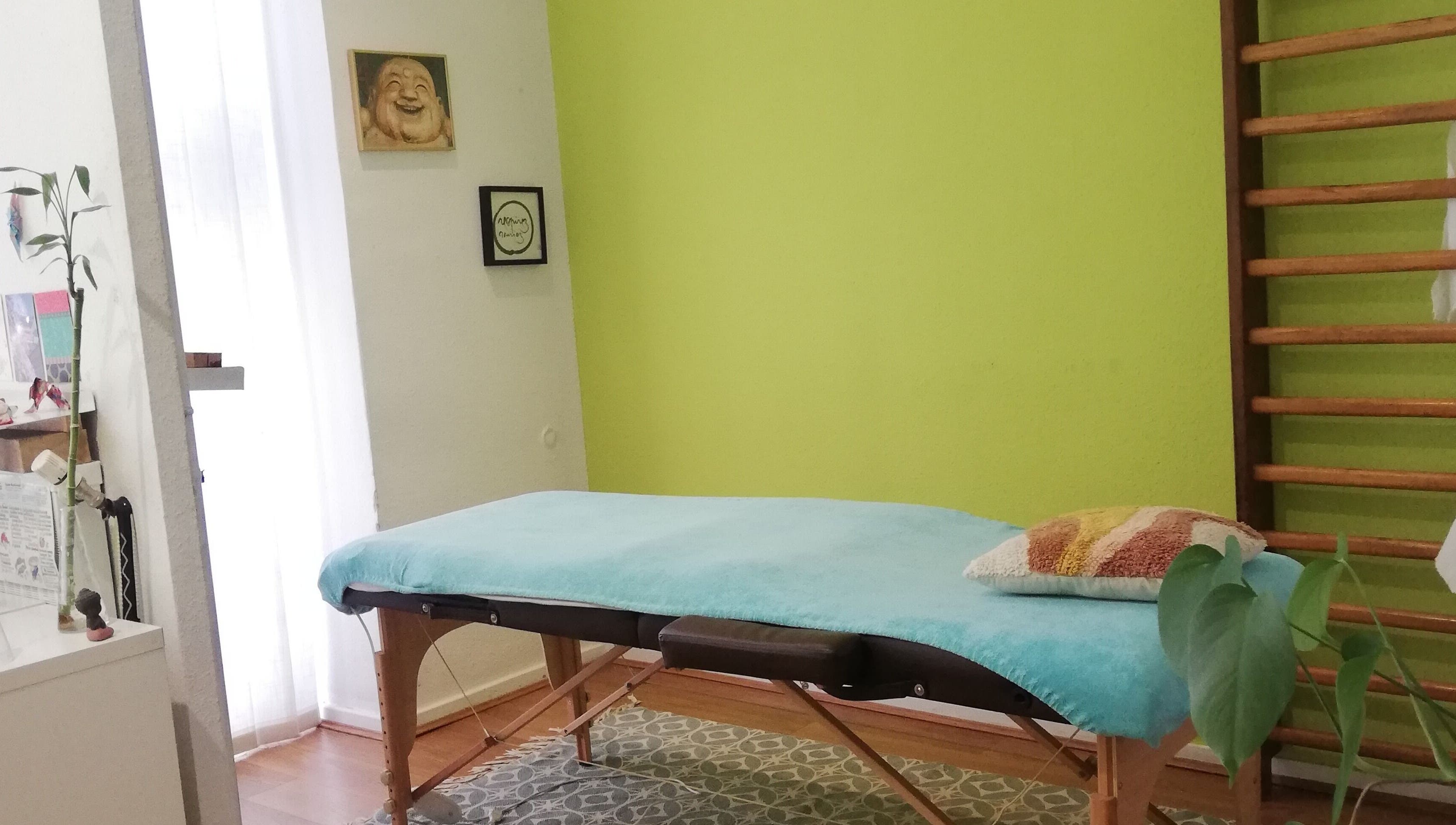 Salle de massage paisible à Massage Taoïste, Lyon, Auvergne-rhône-alpes, FR avec murs verts et table accueillante.