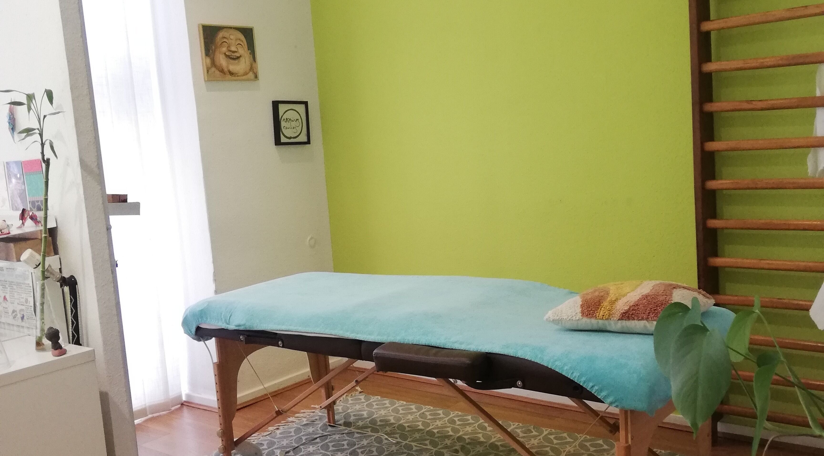 Salle de massage paisible à Massage Taoïste, Lyon, Auvergne-rhône-alpes, FR avec murs verts et table accueillante.