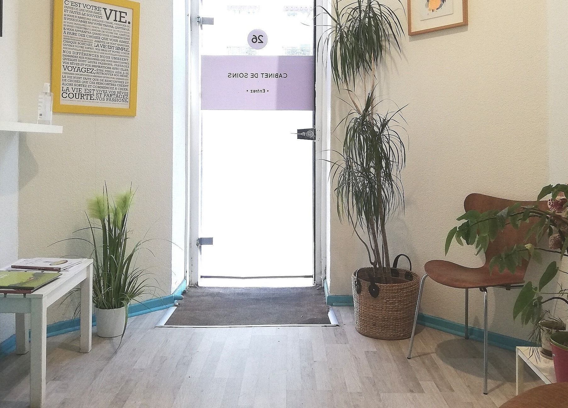 Entrée paisible au Massage Taoïste, Lyon, Auvergne-rhône-alpes, FR avec plantes et décor minimaliste.