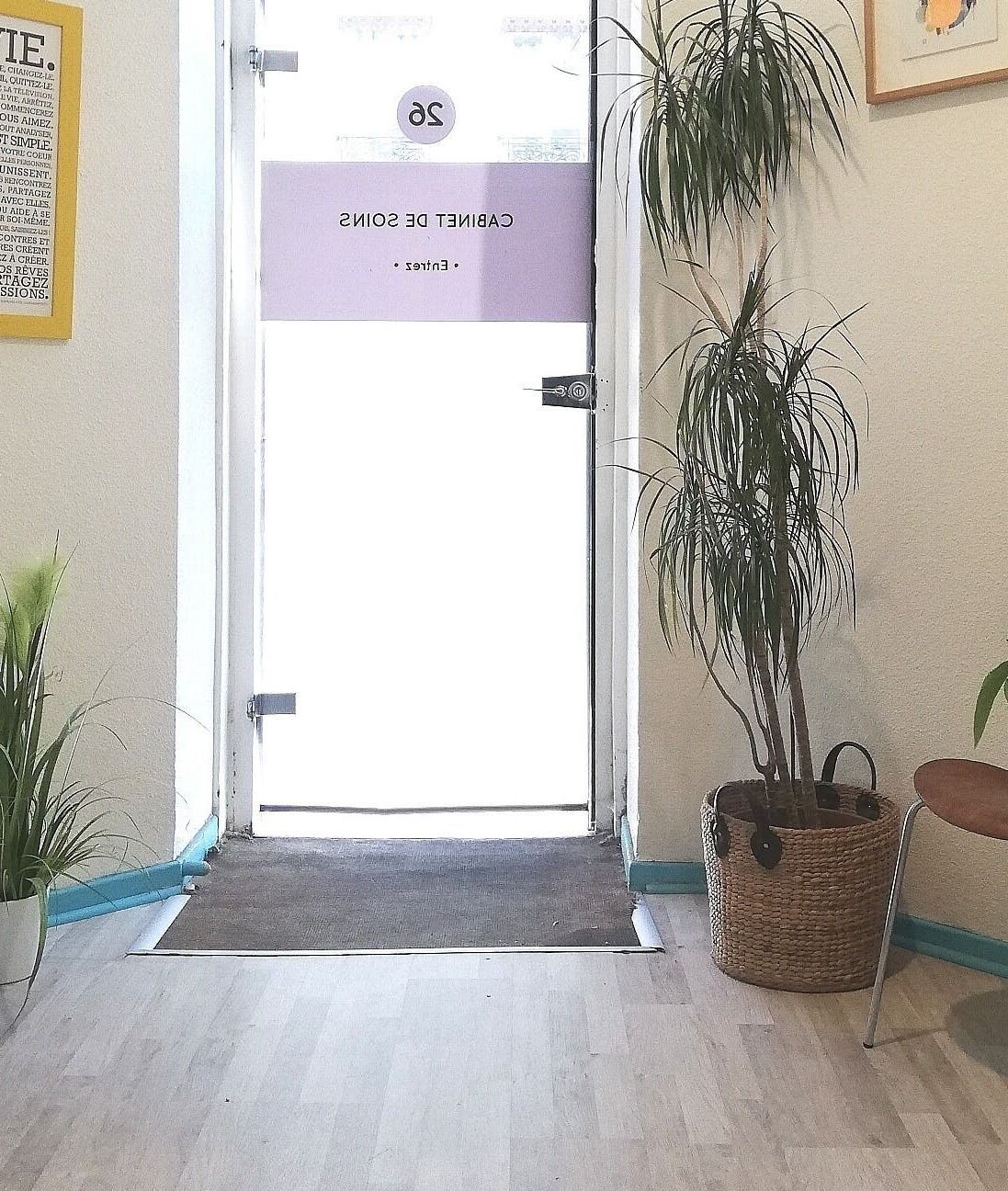 Entrée paisible au Massage Taoïste, Lyon, Auvergne-rhône-alpes, FR avec plantes et décor minimaliste.