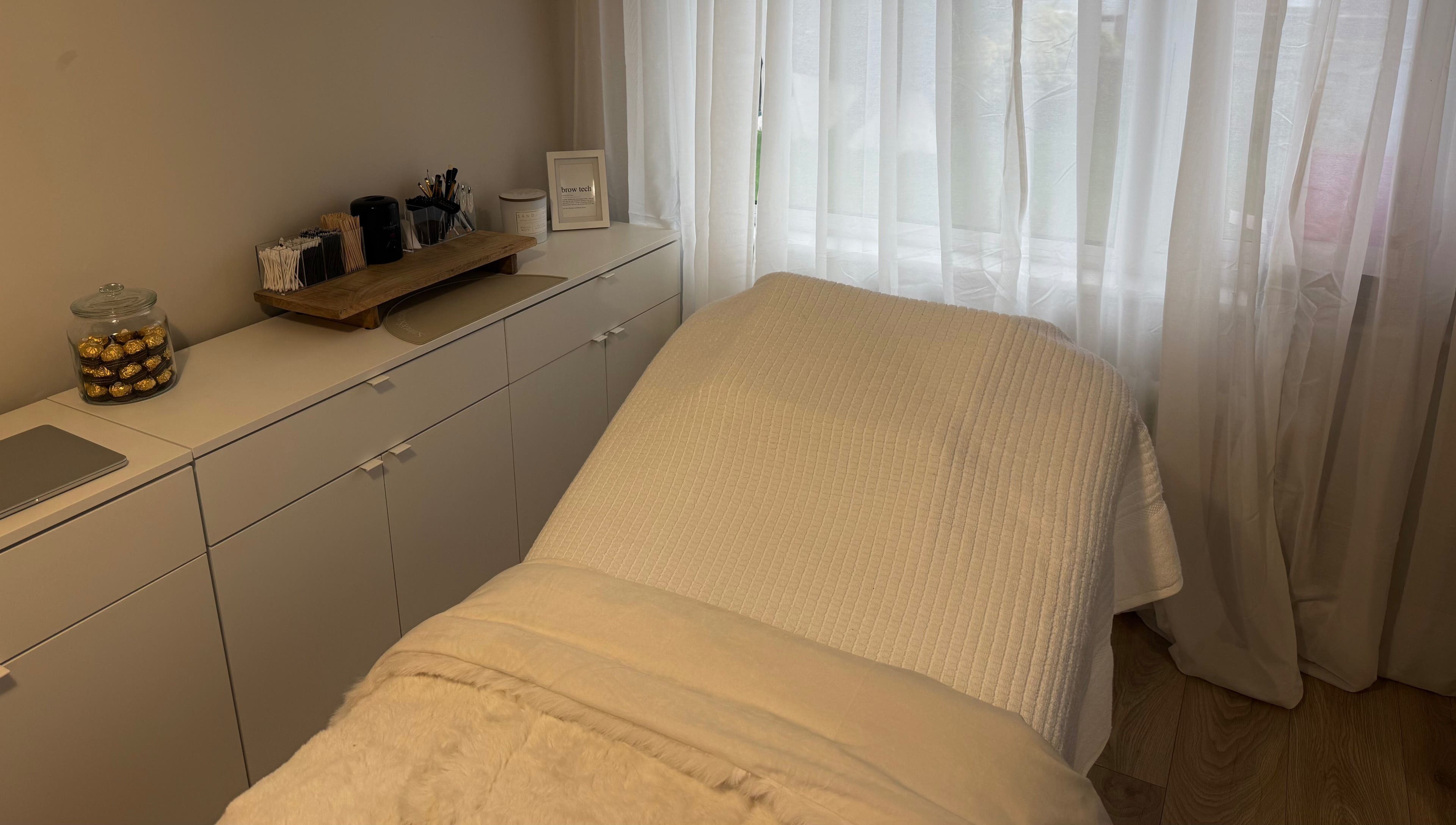 Relaxing treatment room at Skulpted by Harriet, Bognor Regis, England, GB, featuring a cozy massage bed.