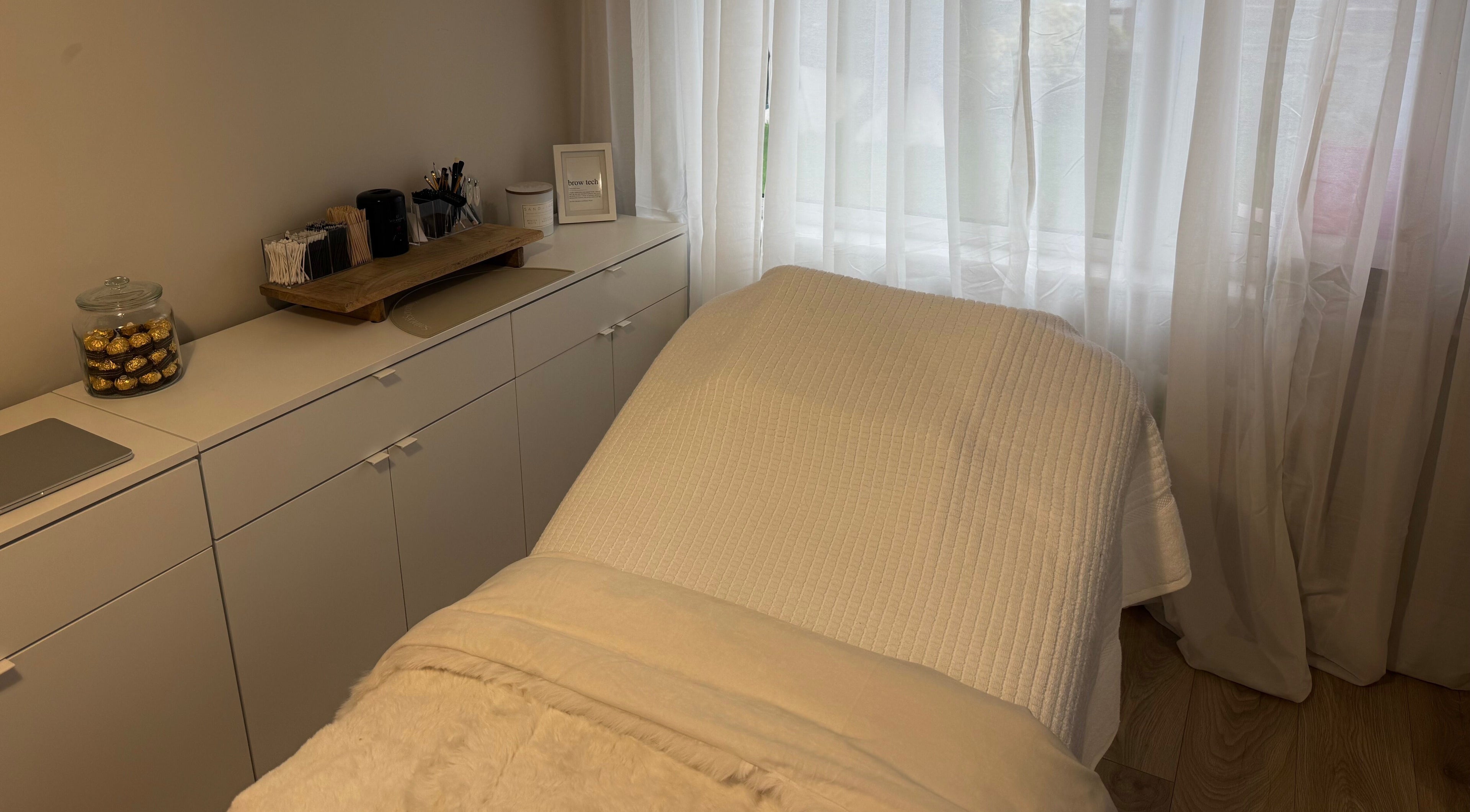 Relaxing treatment room at Skulpted by Harriet, Bognor Regis, England, GB, featuring a cozy massage bed.