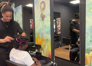 Coiffeur professionnel à GLAMVEKA, Issy-les-moulineaux, Île-de-france, FR, crée une coiffure créative.