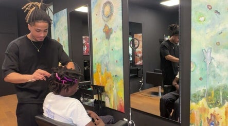 Coiffeur professionnel à GLAMVEKA, Issy-les-moulineaux, Île-de-france, FR, crée une coiffure créative.