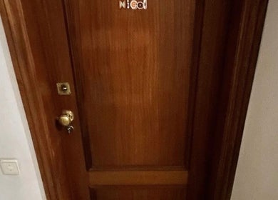 Entrada de madeira no Studionicol em São João Da Madeira, Aveiro, PT, mostrando a placa de identificação.