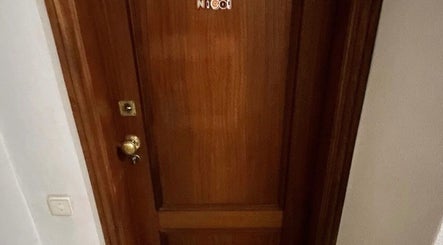 Entrada de madeira no Studionicol em São João Da Madeira, Aveiro, PT, mostrando a placa de identificação.