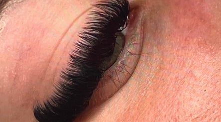 Lashesbyell image 2