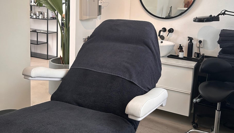 Relaxing spa chair at Lauren Taylor Beauty in Utrecht, Utrecht, NL, offering premium wellness services.