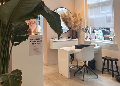 Modern beauty studio at Lauren Taylor Beauty, Utrecht, NL with stylish decor and a serene workspace.