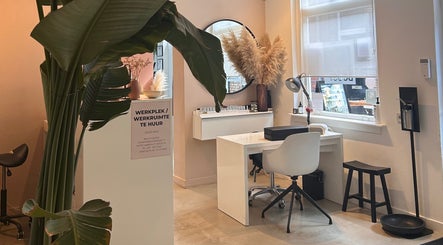 Modern beauty studio at Lauren Taylor Beauty, Utrecht, NL with stylish decor and a serene workspace.