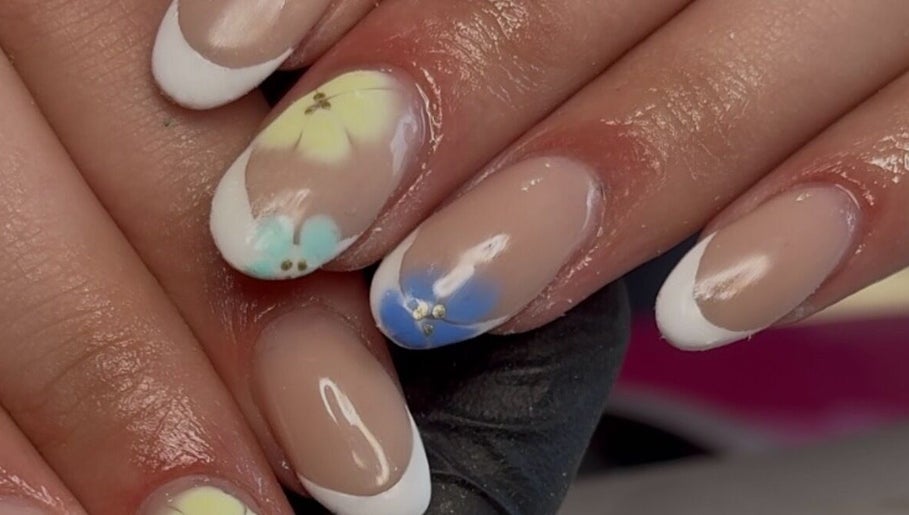 Elegant floral nail art by Niche Nails, Ellesmere Port, England, GB, showcasing intricate designs and craftsmanship.