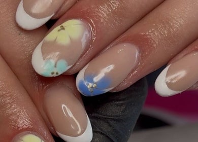 Elegant floral nail art by Niche Nails, Ellesmere Port, England, GB, showcasing intricate designs and craftsmanship.