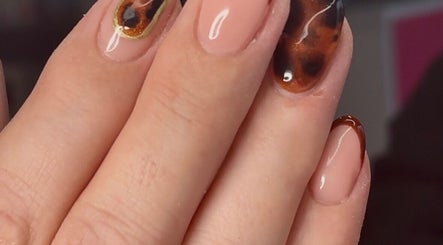 Elegant tortoise shell manicure by Niche Nails in Ellesmere Port, England, GB showcasing unique nail art.