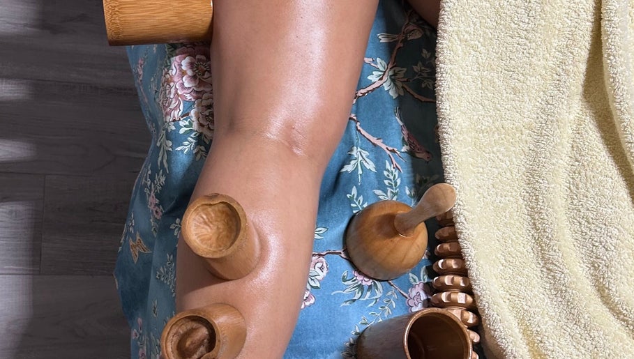 Bamboo massage at Il Tocco Di Dori in Varese, Lombardia, IT. Relaxation and wellness therapy for smooth skin.