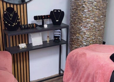 Gezellige sieradenhoek bij Bella Lina Beauty in Utrecht, Utrecht, NL met sieraden en roze stoel.