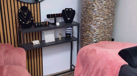 Gezellige sieradenhoek bij Bella Lina Beauty in Utrecht, Utrecht, NL met sieraden en roze stoel.