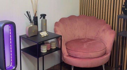 Roze stoel en stijlvolle decoratie bij Bella Lina Beauty, Utrecht, Utrecht, NL.
