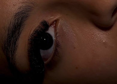 Close-up of an expertly styled eyelash at 𝓑𝓪𝓭 𝓷 𝓕𝓮𝓪𝓽𝓱𝓮𝓻𝓮𝓭 in Wicklow, County Wicklow, IE.