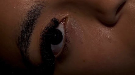 Close-up of an expertly styled eyelash at 𝓑𝓪𝓭 𝓷 𝓕𝓮𝓪𝓽𝓱𝓮𝓻𝓮𝓭 in Wicklow, County Wicklow, IE.