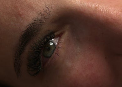 Close-up of a perfectly styled eyelash at 𝓑𝓪𝓭 𝓷 𝓕𝓮𝓪𝓽𝓱𝓮𝓻𝓮𝓭 in Wicklow, County Wicklow, IE.