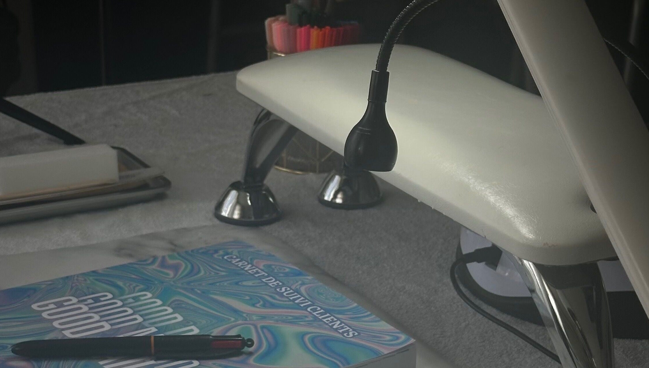 Espace de manucure moderne chez lilyy.nls à Toulouse, Occitanie, FR avec équipements élégants.