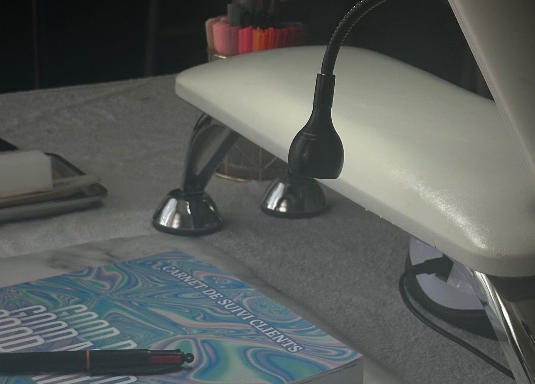 Espace de manucure moderne chez lilyy.nls à Toulouse, Occitanie, FR avec équipements élégants.