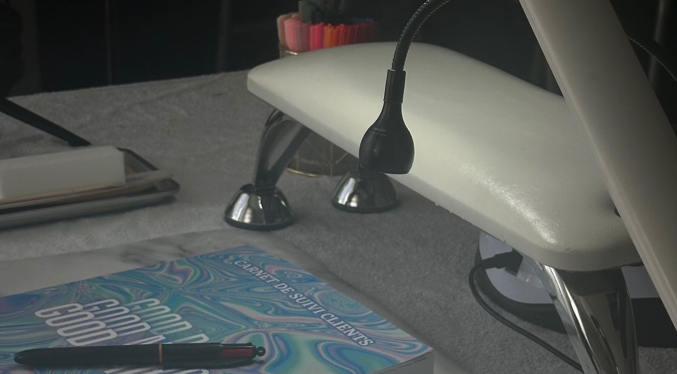 Espace de manucure moderne chez lilyy.nls à Toulouse, Occitanie, FR avec équipements élégants.