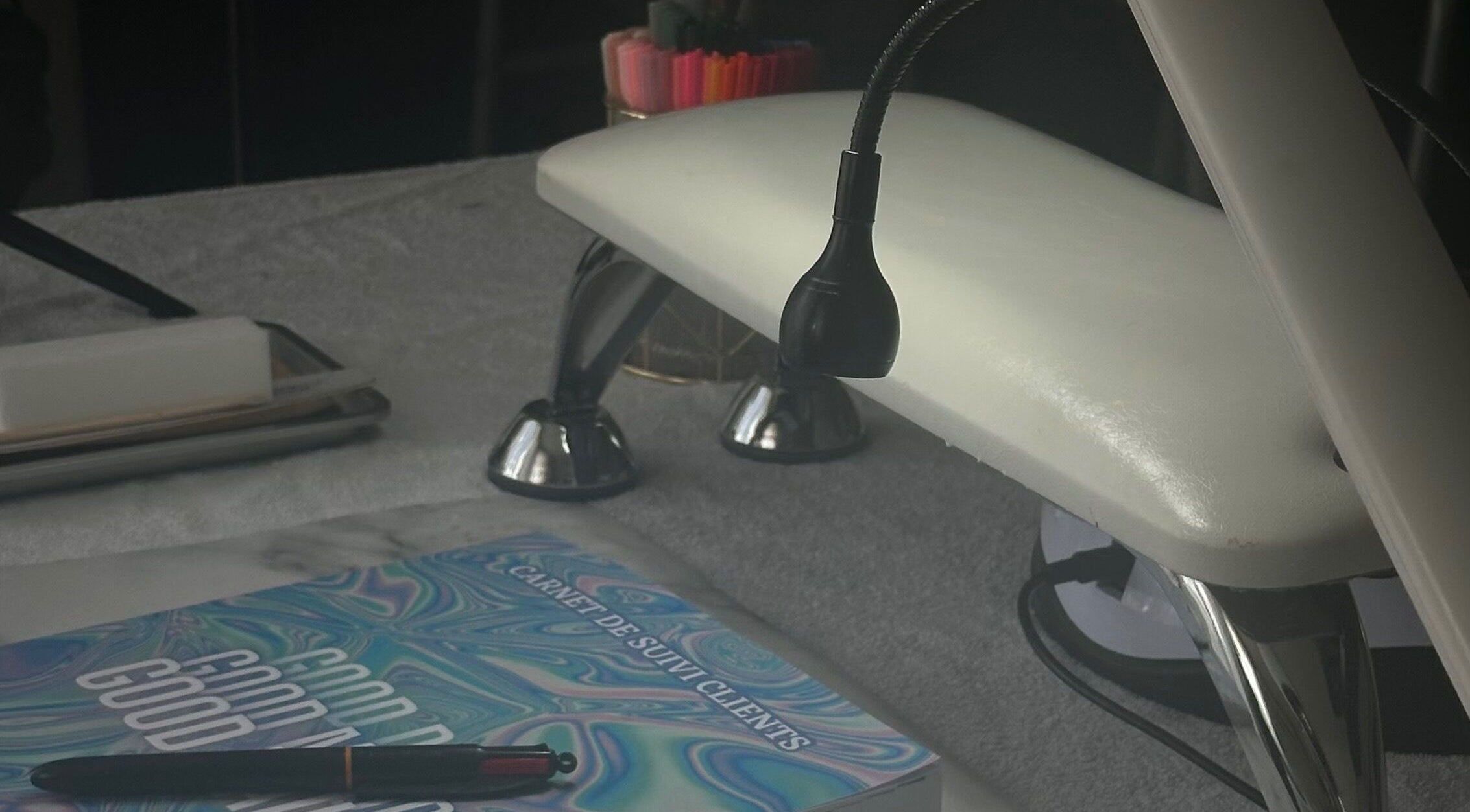 Espace de manucure moderne chez lilyy.nls à Toulouse, Occitanie, FR avec équipements élégants.