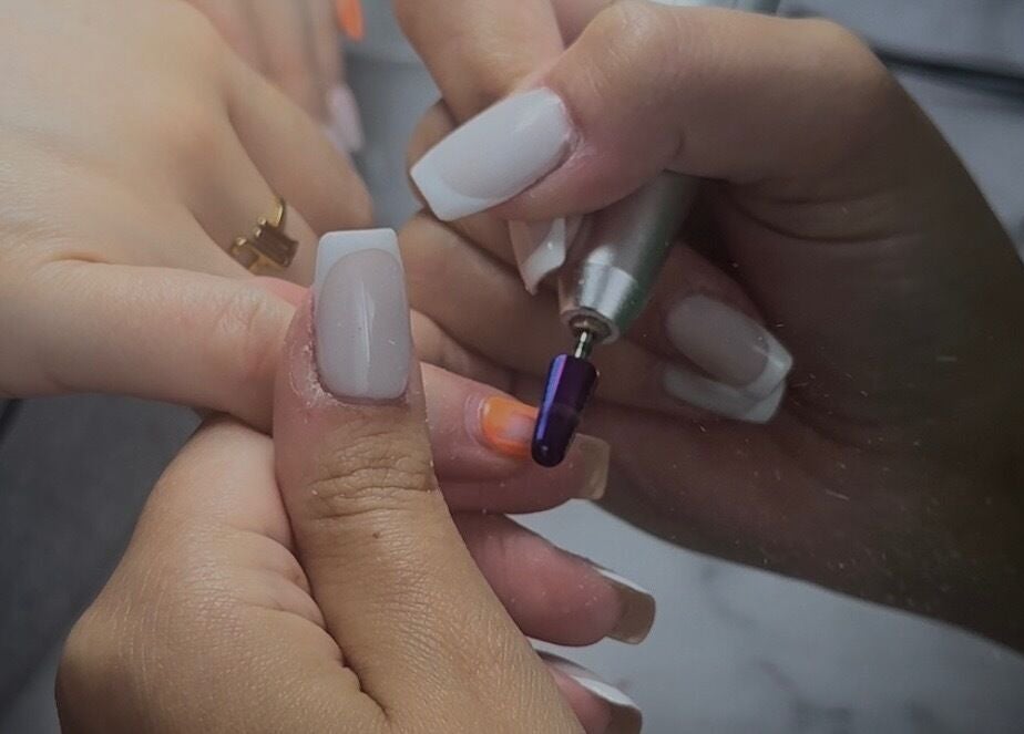 Manucure soignée chez lilyy.nls à Toulouse, Occitanie, FR, technique au fraisage sur ongles naturels.