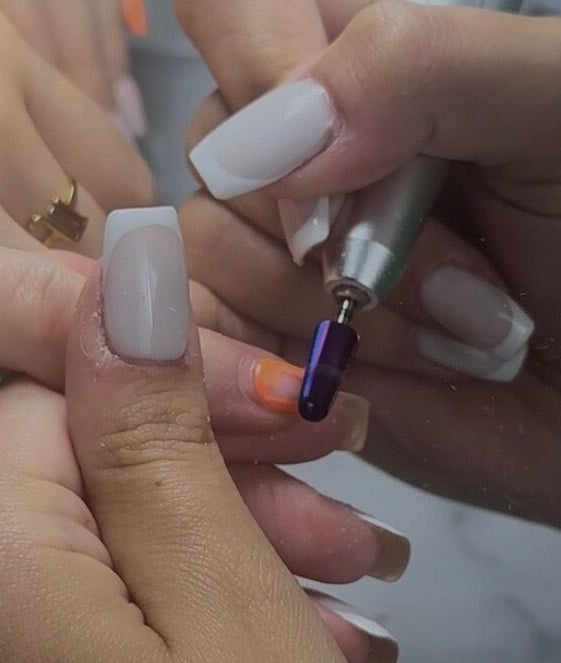 Manucure soignée chez lilyy.nls à Toulouse, Occitanie, FR, technique au fraisage sur ongles naturels.