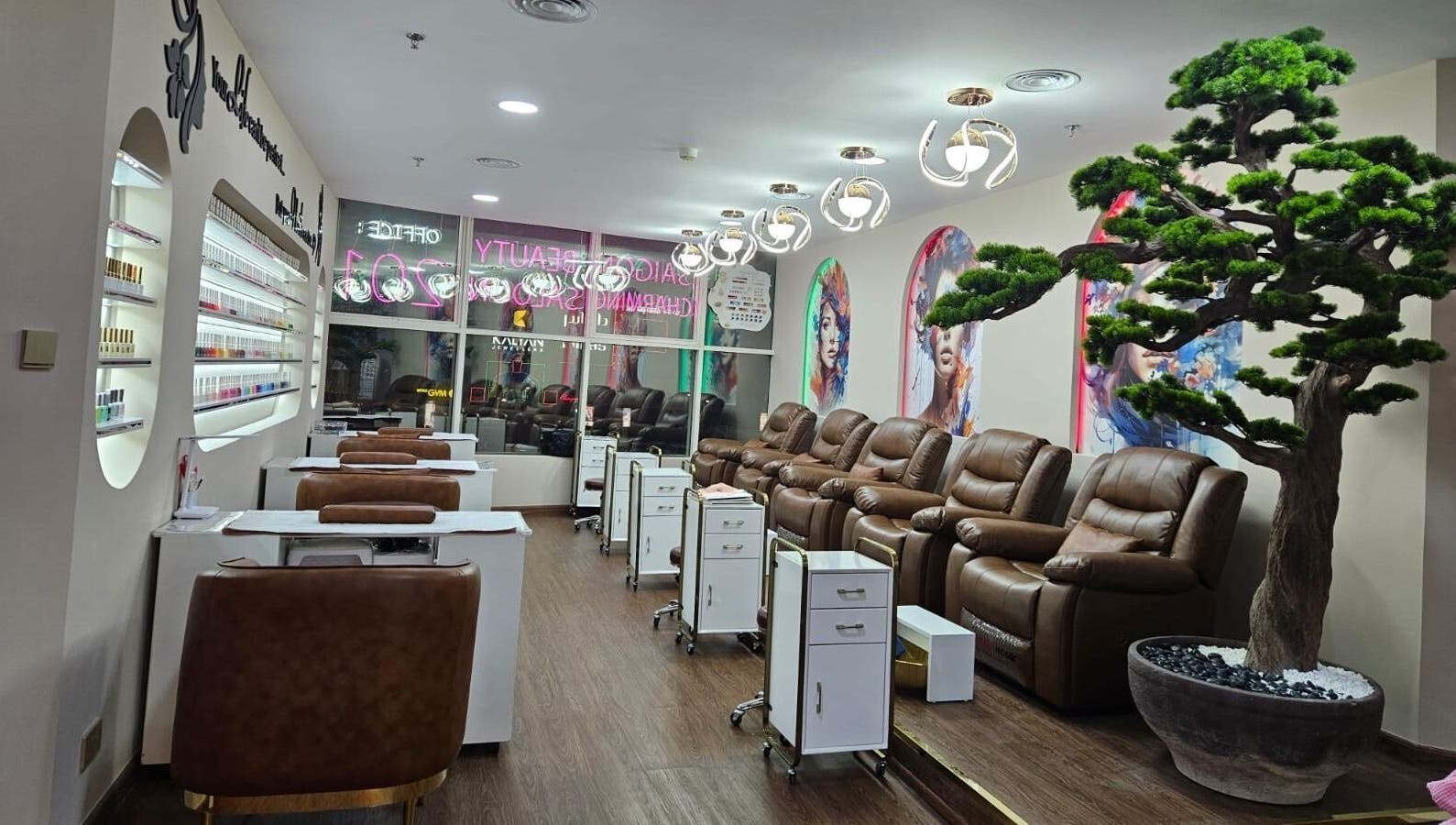Nội thất hiện đại tại Saigon Charming Beauty Salon, Dubai, Dubai, AE, với ghế thoải mái và trang trí tinh tế.