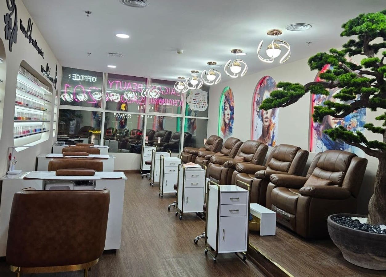 Nội thất hiện đại tại Saigon Charming Beauty Salon, Dubai, Dubai, AE, với ghế thoải mái và trang trí tinh tế.