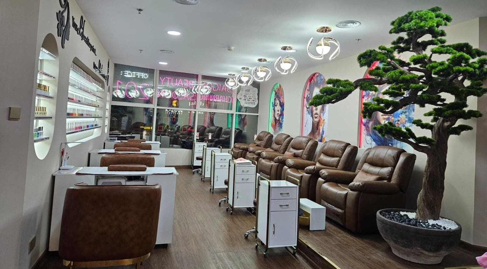 Nội thất hiện đại tại Saigon Charming Beauty Salon, Dubai, Dubai, AE, với ghế thoải mái và trang trí tinh tế.