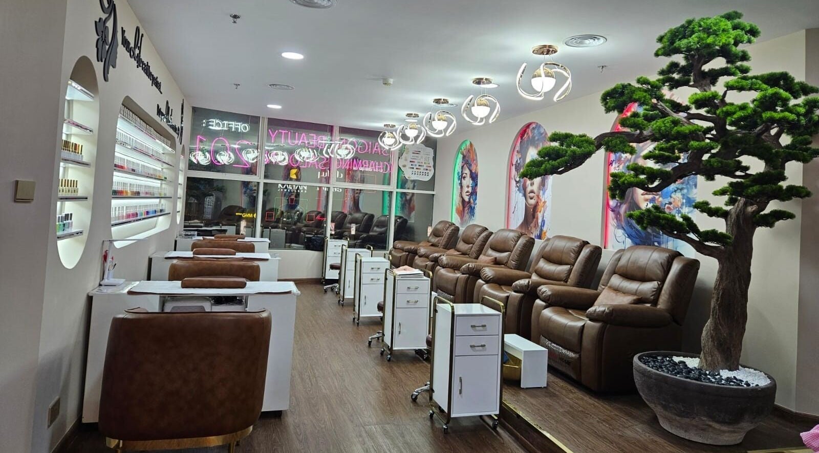 Nội thất hiện đại tại Saigon Charming Beauty Salon, Dubai, Dubai, AE, với ghế thoải mái và trang trí tinh tế.