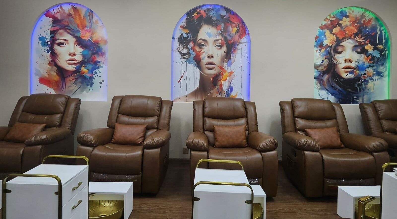 Ghế thư giãn sang trọng tại Saigon Charming Beauty Salon, Dubai, Dubai, AE, nổi bật với tranh tường nghệ thuật.