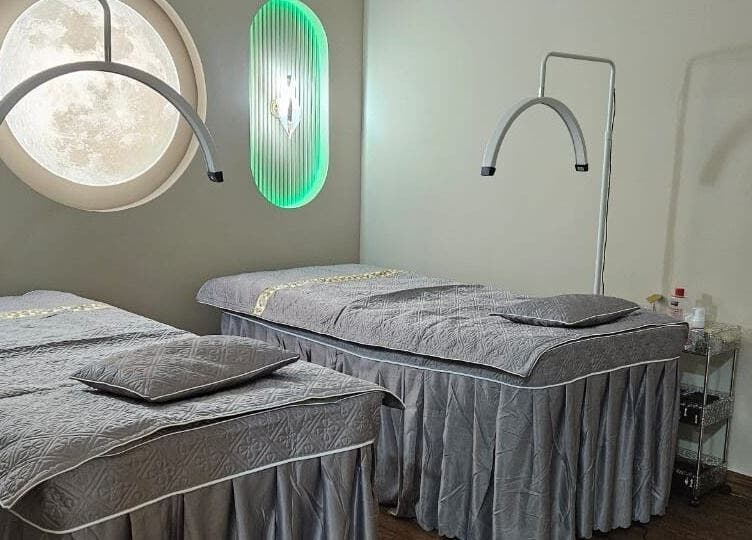 Phòng trị liệu tại Saigon Charming Beauty Salon, Dubai, Dubai, AE, với giường đôi êm ái và ánh sáng dịu.