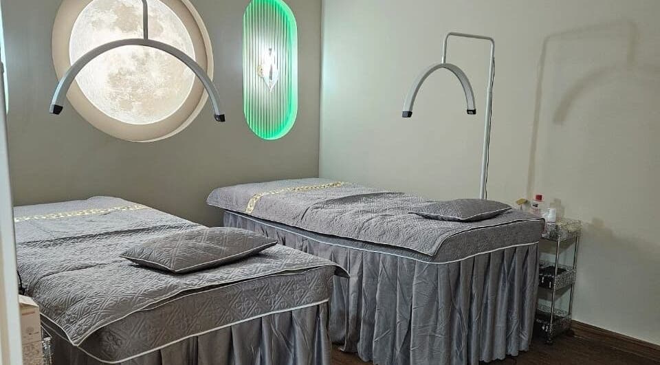 Phòng trị liệu tại Saigon Charming Beauty Salon, Dubai, Dubai, AE, với giường đôi êm ái và ánh sáng dịu.