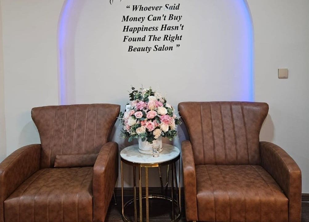 Ghế nâu và hoa tại Saigon Charming Beauty Salon, Dubai, Dubai, AE.