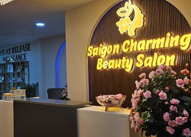 Quầy lễ tân tại Saigon Charming Beauty Salon ở Dubai, Dubai, AE với ánh sáng rực rỡ và hoa hồng tươi.