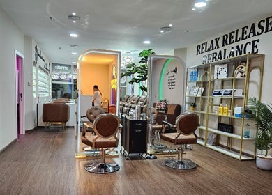 Không gian Saigon Charming Beauty Salon tại Dubai, Dubai, AE với ghế salon và kệ trưng bày sang trọng.