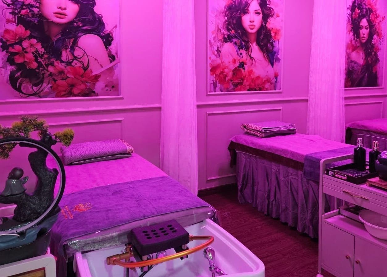 Phòng trị liệu chuyên nghiệp tại Saigon Charming Beauty Salon, Dubai, Dubai, AE với ánh sáng dịu nhẹ và đồ nội thất thanh lịch.