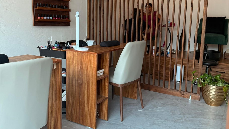 Interior de 41.10 Nails Studio, Tulum, Quintana Roo, MX, mostrando estaciones de uñas elegantes.