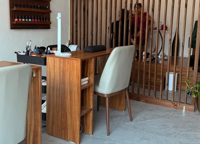 Interior de 41.10 Nails Studio, Tulum, Quintana Roo, MX, mostrando estaciones de uñas elegantes.