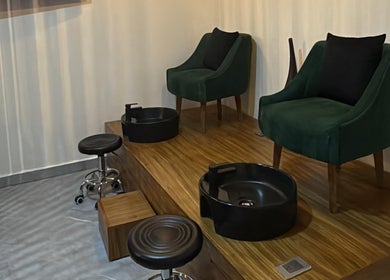 Área de pedicura en 41.10 Nails Studio, Tulum, Quintana Roo, MX, con sillones verdes y tinas negras.
