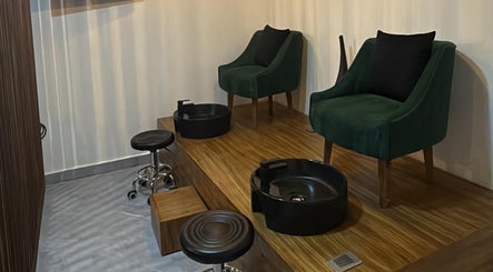 Área de pedicura en 41.10 Nails Studio, Tulum, Quintana Roo, MX, con sillones verdes y tinas negras.