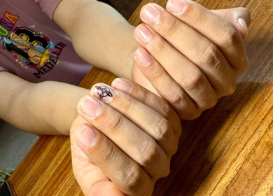 Manicura artística en 41.10 Nails Studio, Tulum, Quintana Roo, MX, destacando un diseño elegante.