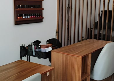 Sala de manicura en 41.10 Nails Studio, Tulum, Quintana Roo, MX, con decoración de madera y esmaltes.